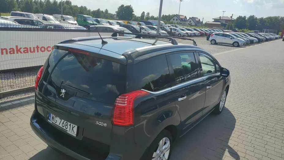 PEUGEOT 5008 -