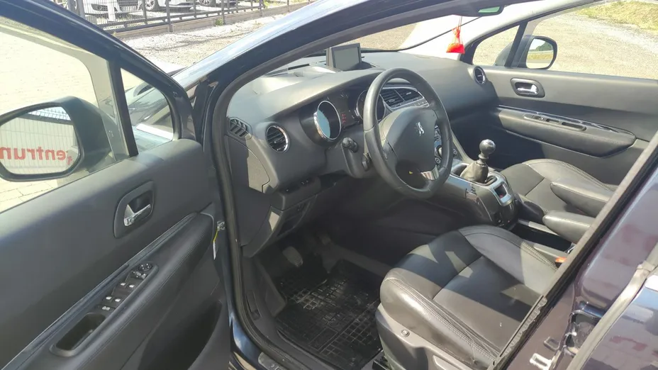 PEUGEOT 5008 -