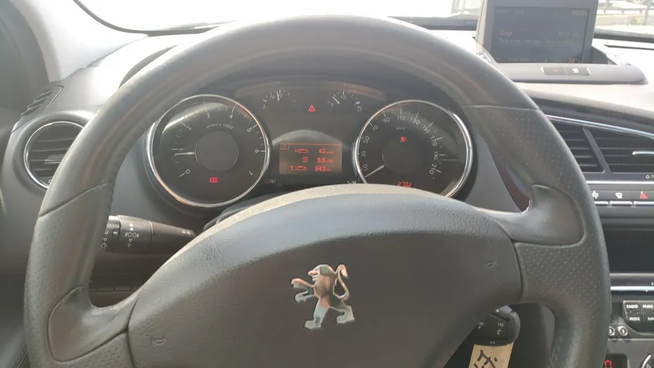 PEUGEOT 5008 -