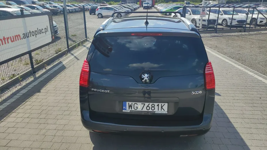 PEUGEOT 5008 -
