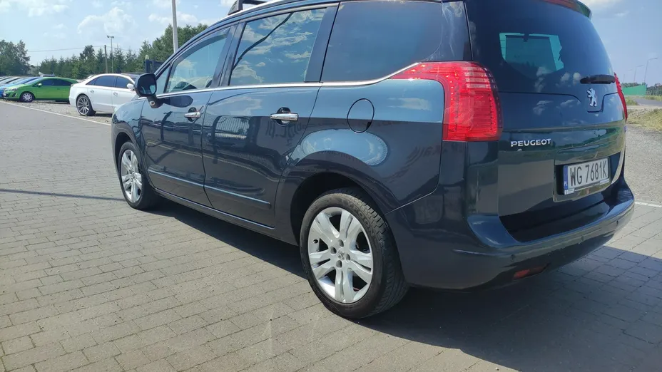 PEUGEOT 5008 -