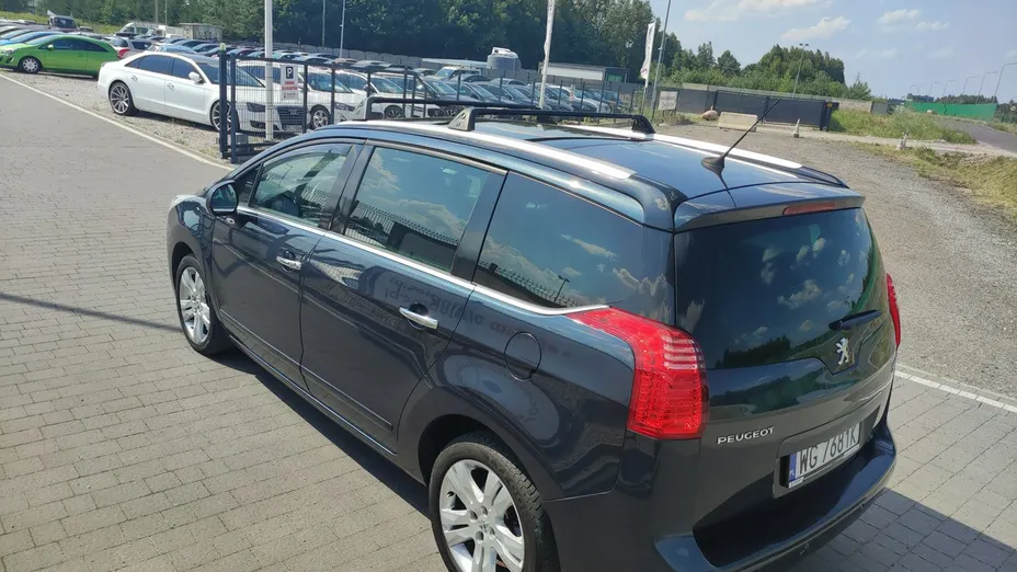 PEUGEOT 5008 -