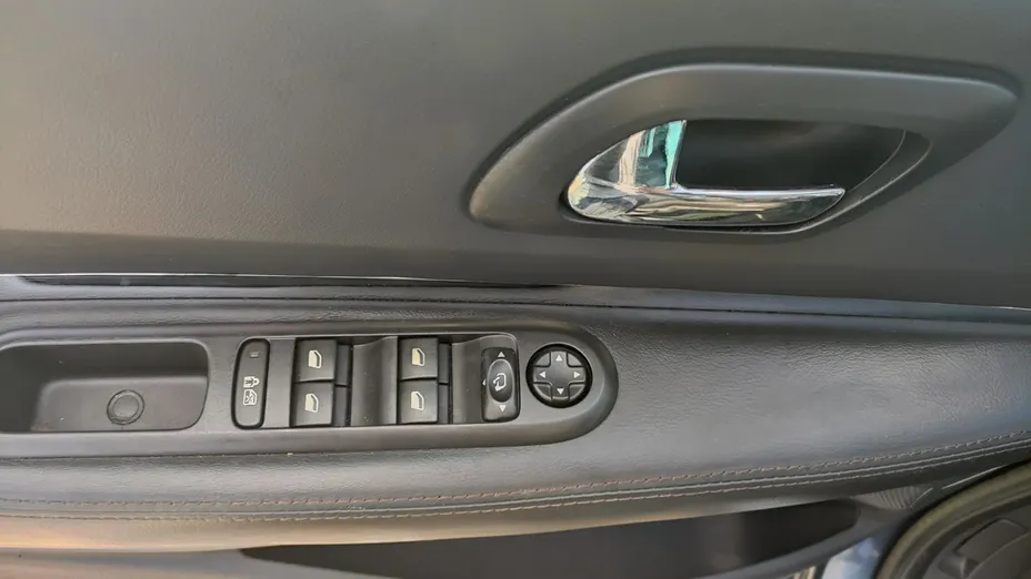 PEUGEOT 5008 -
