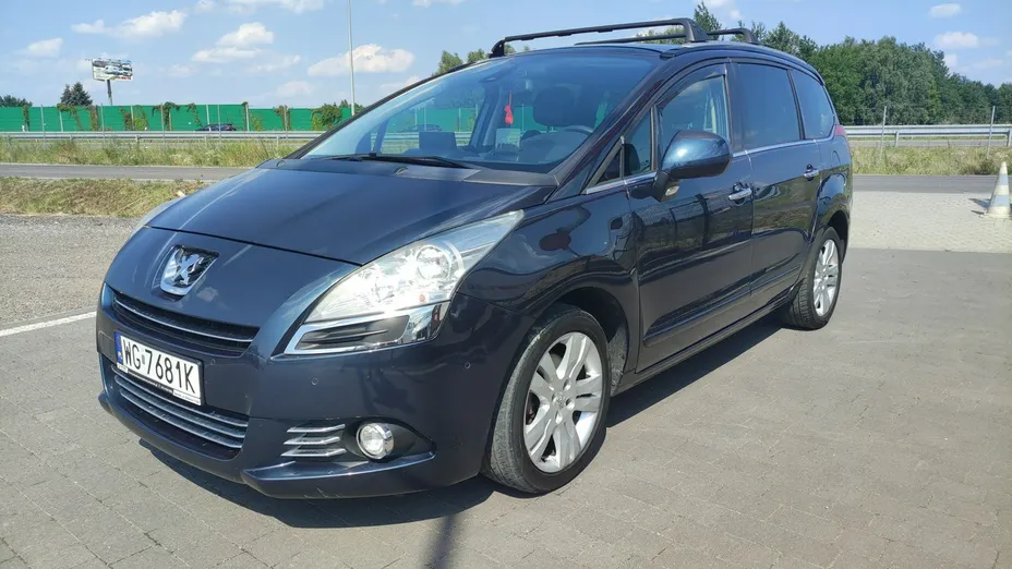 PEUGEOT 5008 -