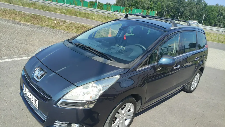 PEUGEOT 5008 -