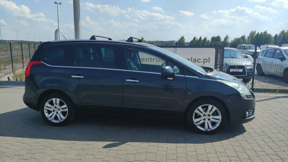 PEUGEOT 5008 -