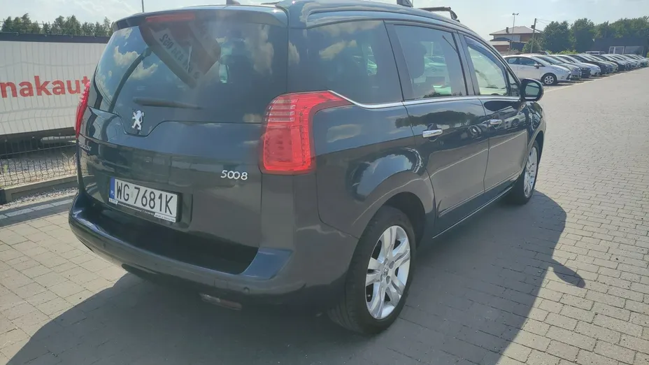 PEUGEOT 5008 -