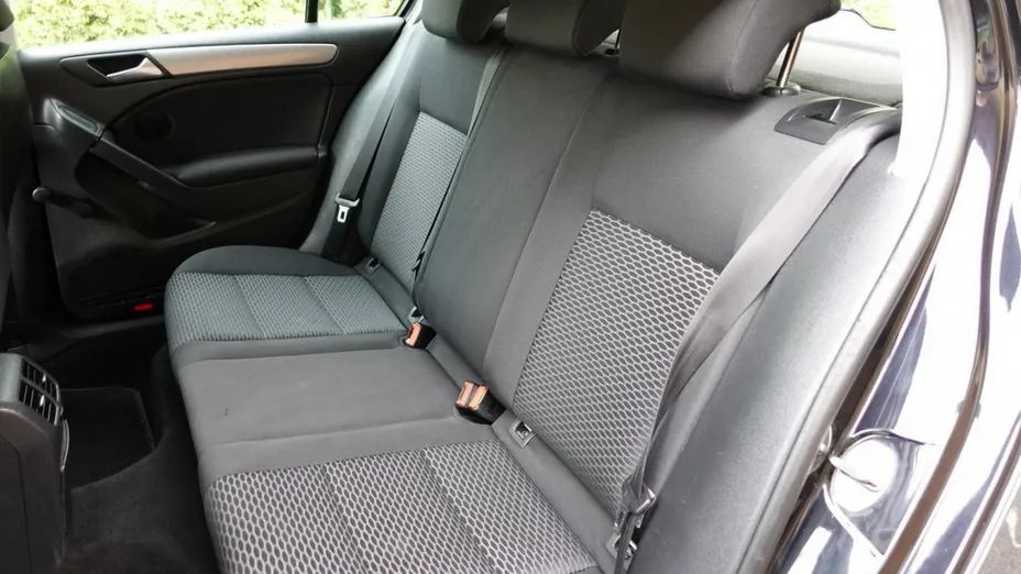 VOLKSWAGEN Golf -