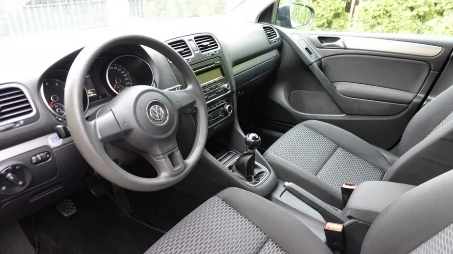 VOLKSWAGEN Golf -