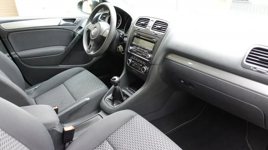 VOLKSWAGEN Golf -