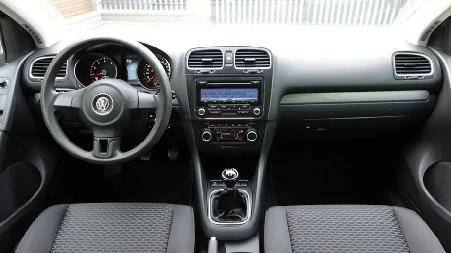 VOLKSWAGEN Golf -