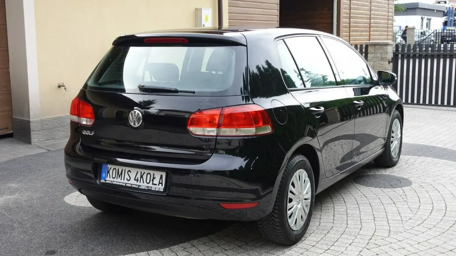 VOLKSWAGEN Golf -