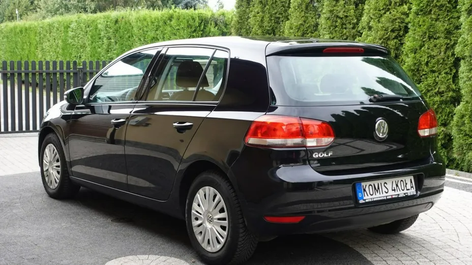 VOLKSWAGEN Golf -