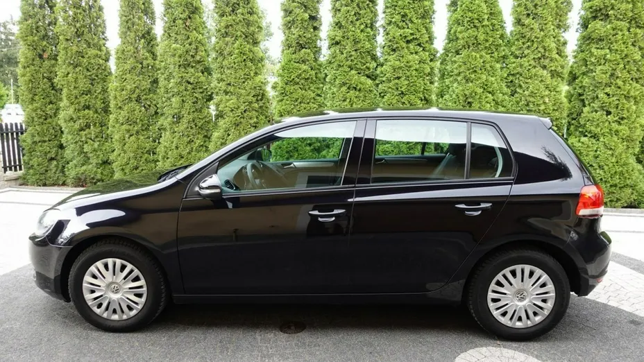 VOLKSWAGEN Golf -