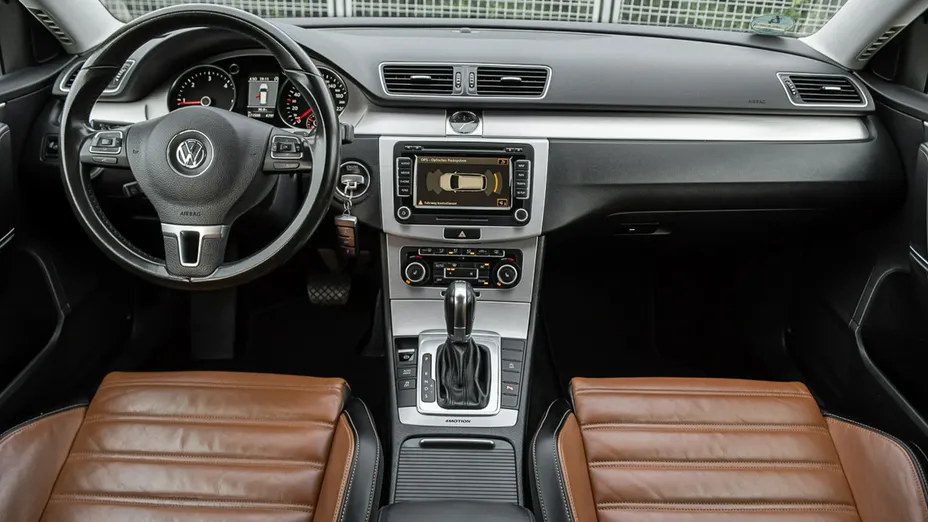VOLKSWAGEN Passat -