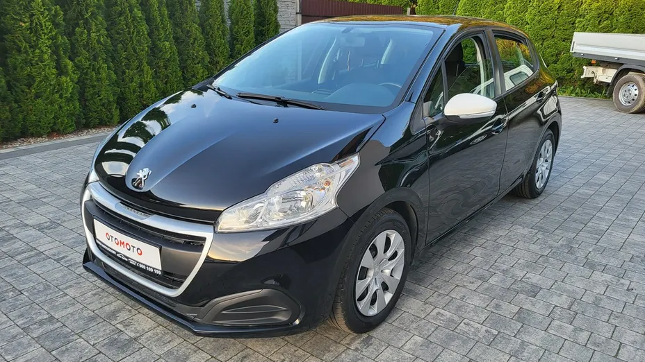 PEUGEOT 208 -
