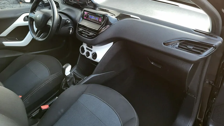 PEUGEOT 208 -
