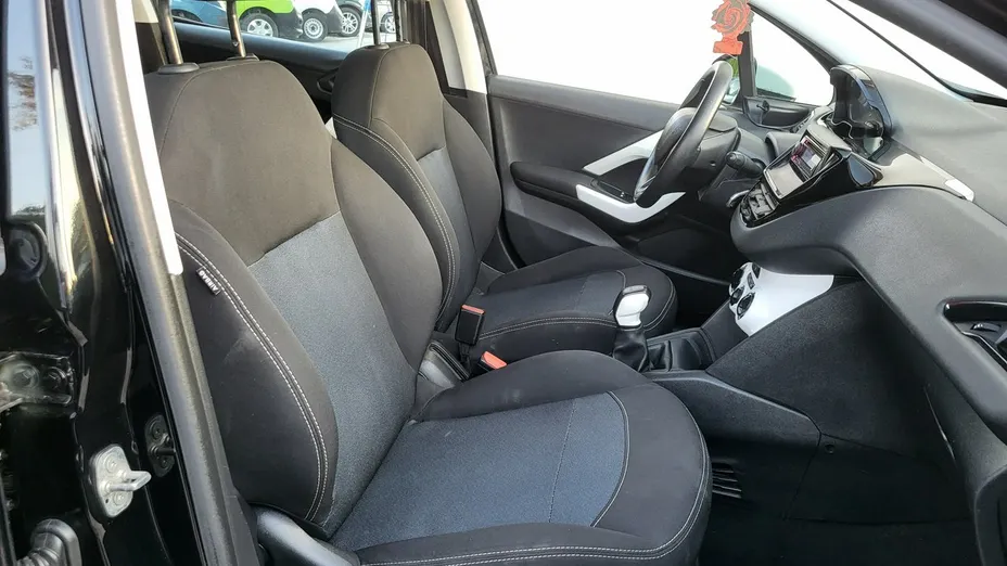 PEUGEOT 208 -