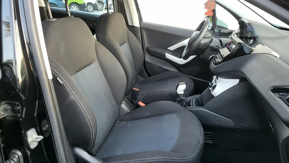 PEUGEOT 208 -