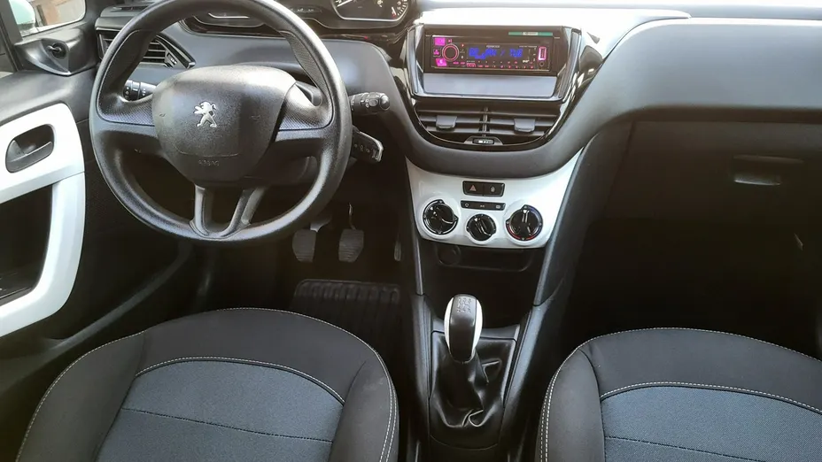 PEUGEOT 208 -