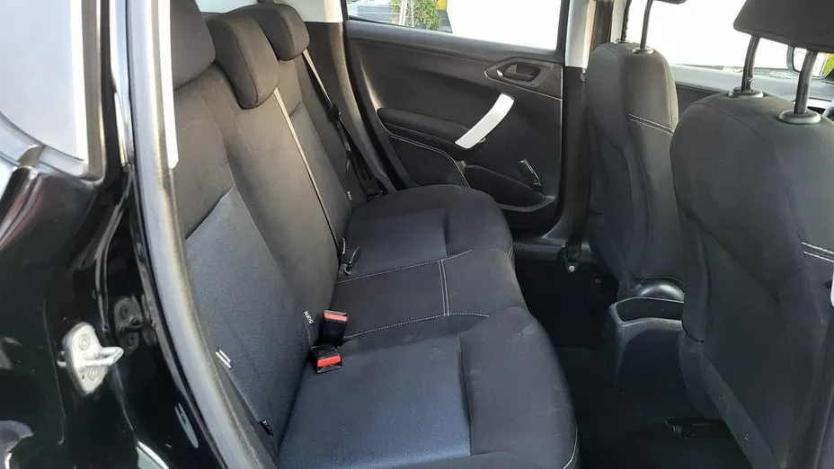 PEUGEOT 208 -