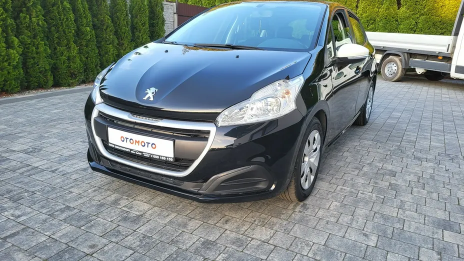 PEUGEOT 208 -