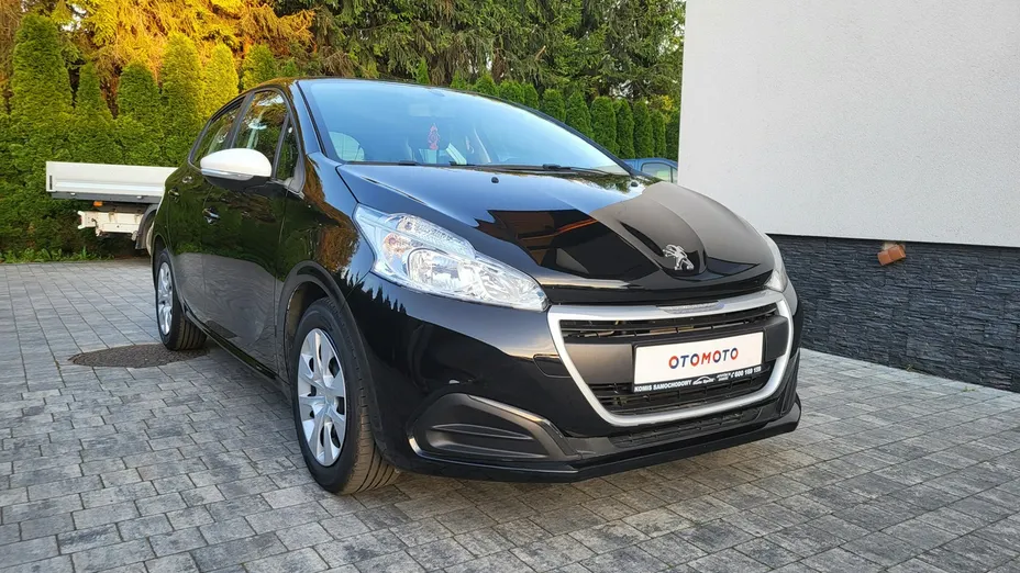 PEUGEOT 208 -