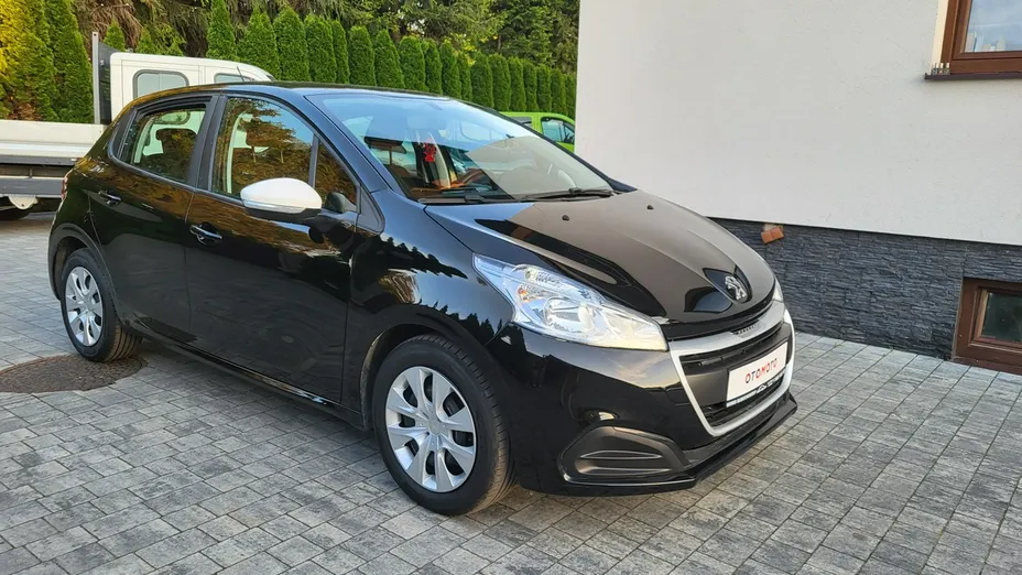 PEUGEOT 208 -