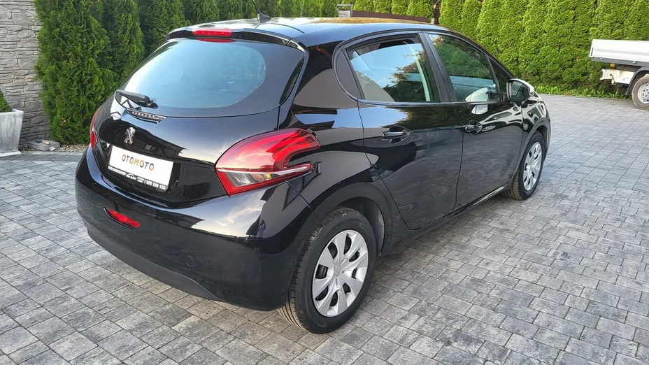 PEUGEOT 208 -