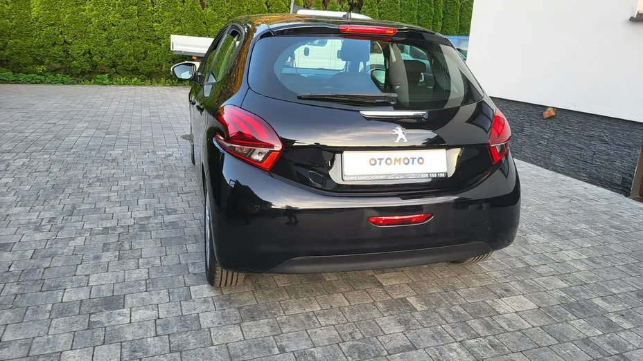 PEUGEOT 208 -
