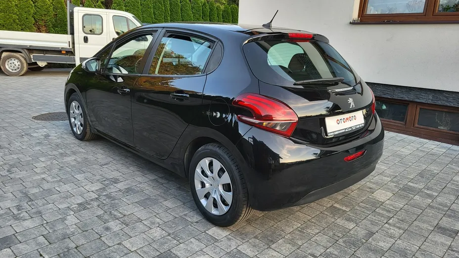 PEUGEOT 208 -