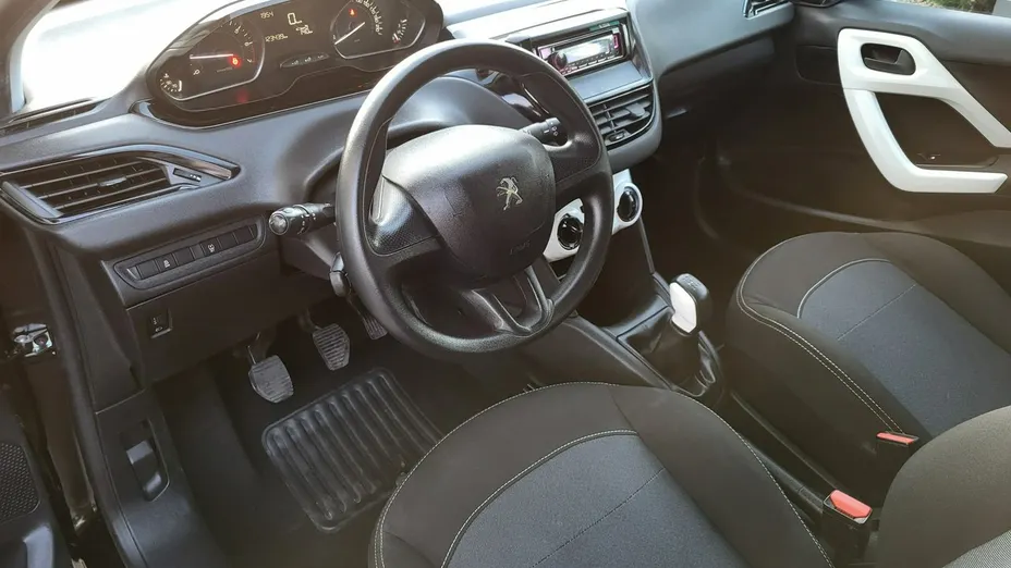 PEUGEOT 208 -