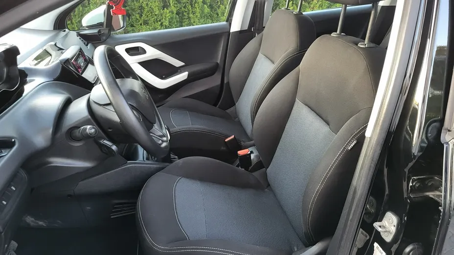 PEUGEOT 208 -