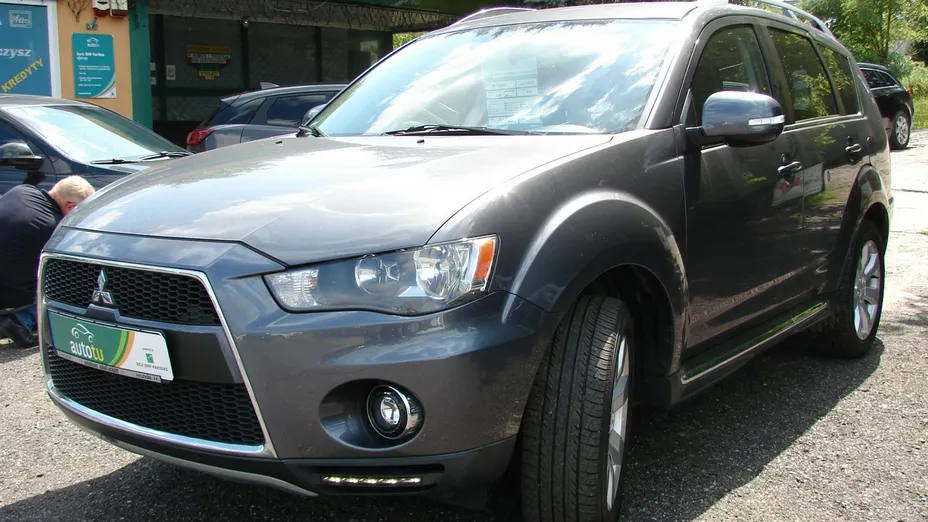 MITSUBISHI Outlander -