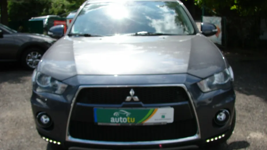 MITSUBISHI Outlander -