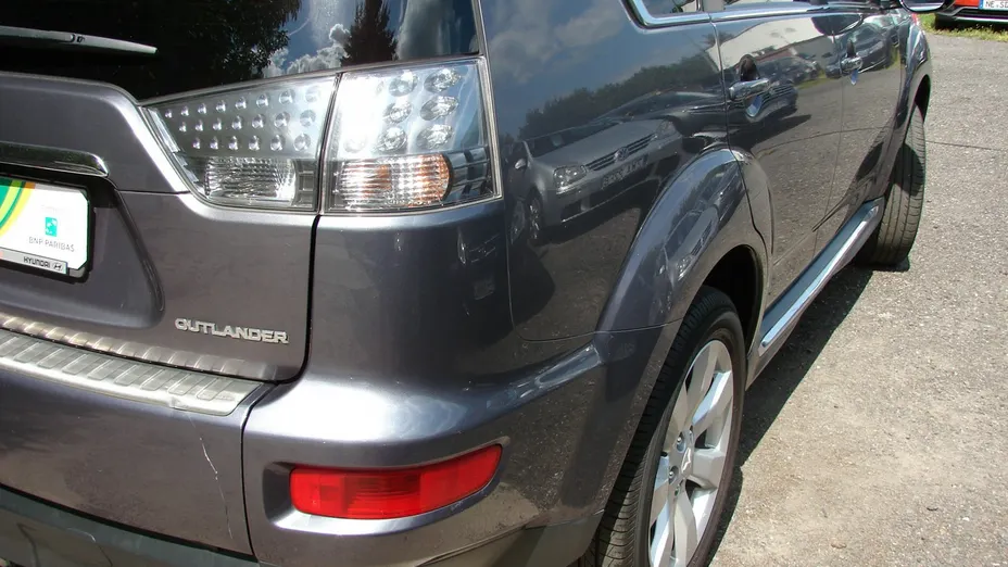 MITSUBISHI Outlander -