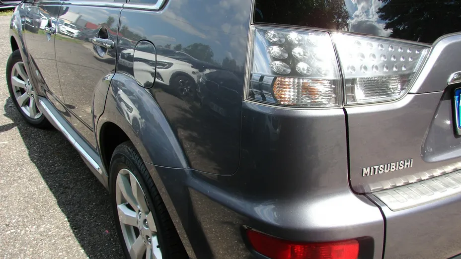 MITSUBISHI Outlander -