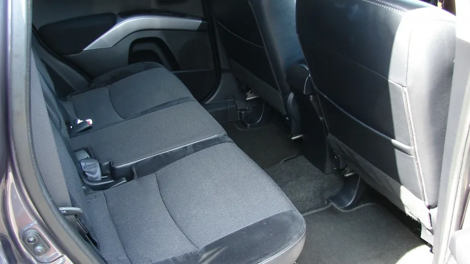 MITSUBISHI Outlander -