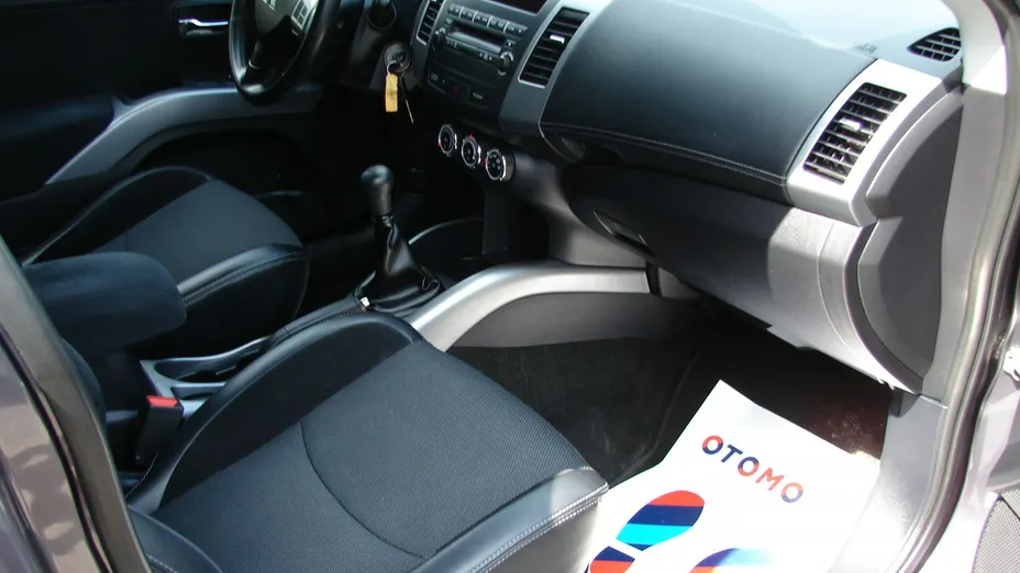 MITSUBISHI Outlander -
