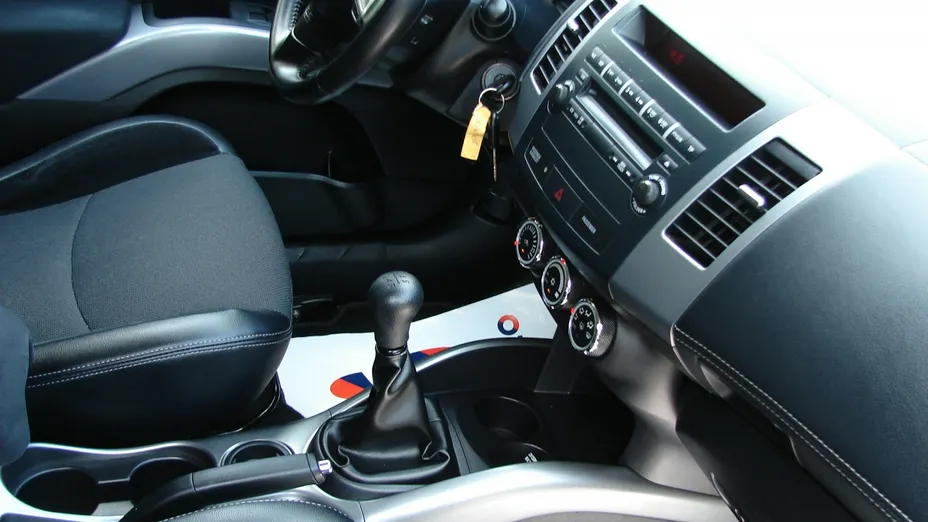 MITSUBISHI Outlander -