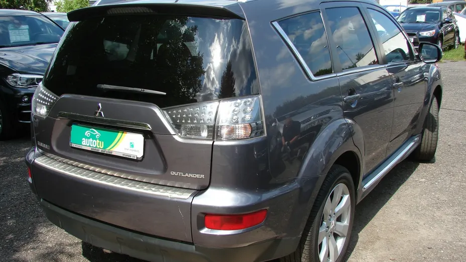 MITSUBISHI Outlander -