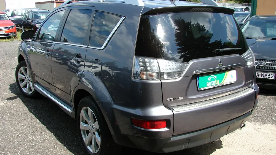 MITSUBISHI Outlander -