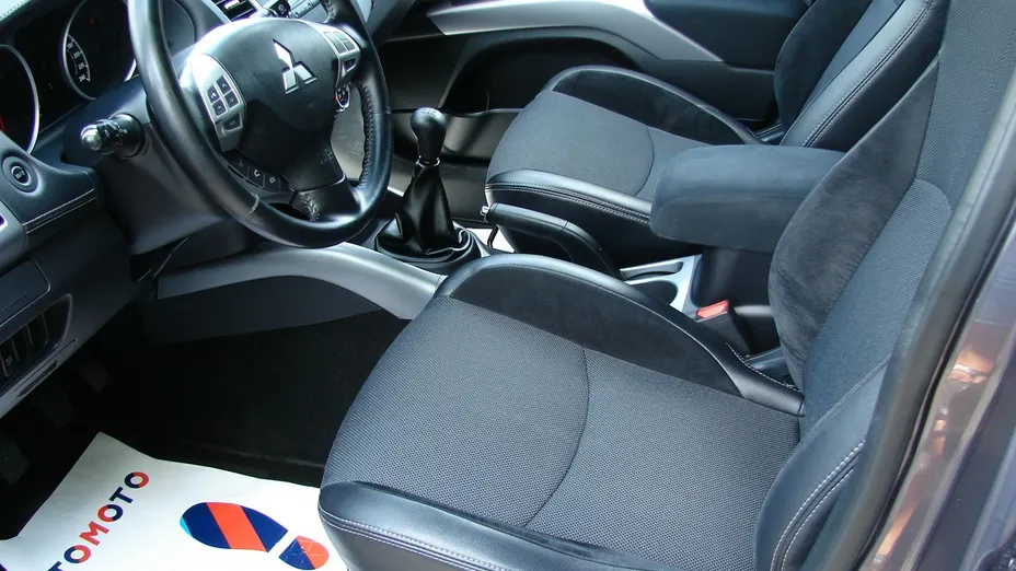 MITSUBISHI Outlander -
