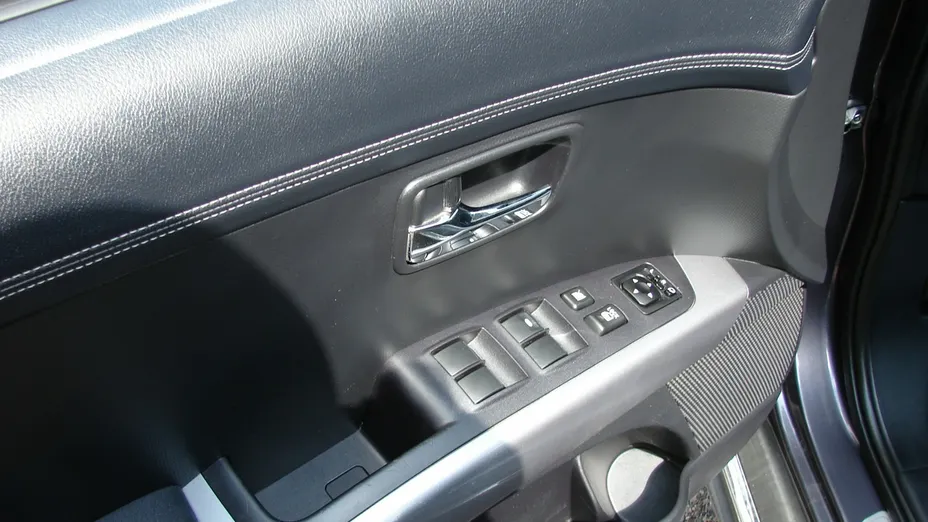 MITSUBISHI Outlander -