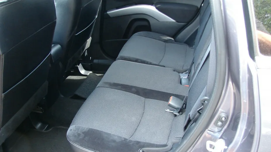 MITSUBISHI Outlander -