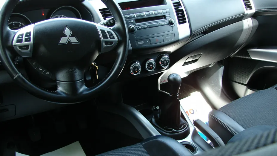 MITSUBISHI Outlander -