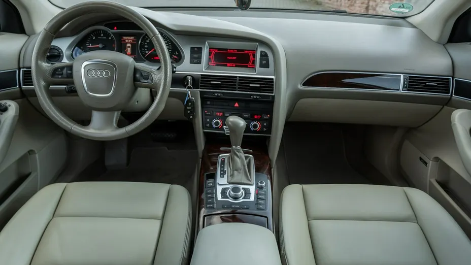 AUDI A6 -