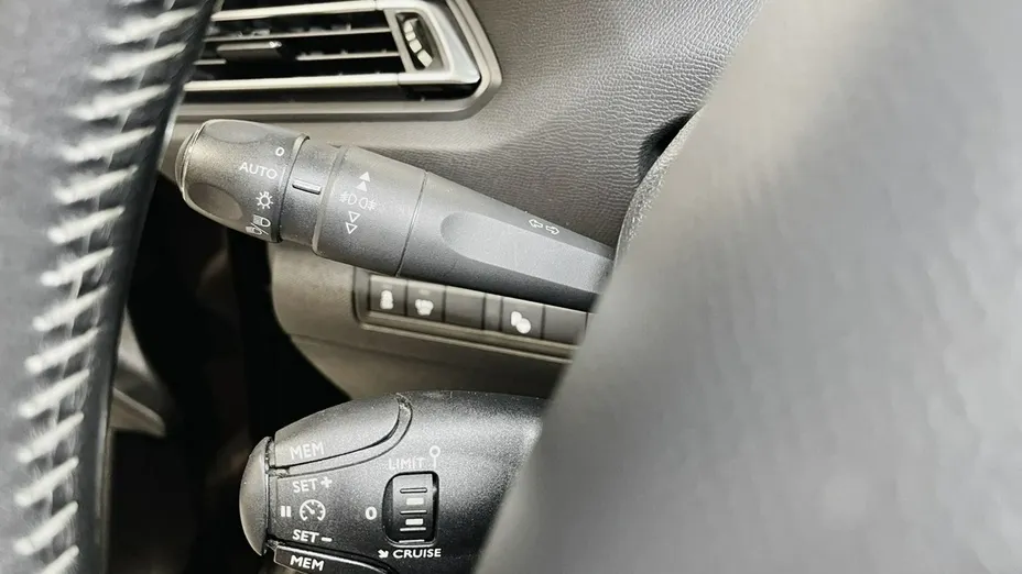 PEUGEOT 308 -