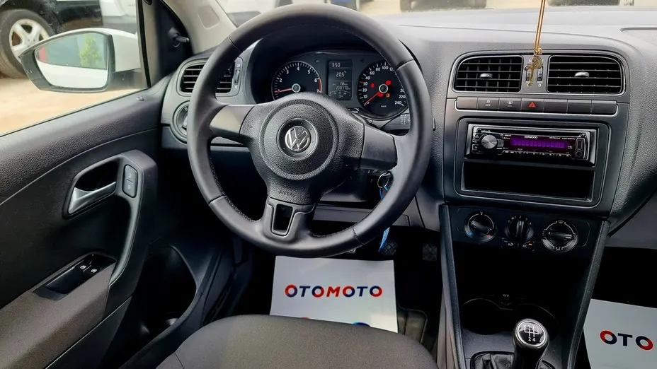 VOLKSWAGEN Polo -