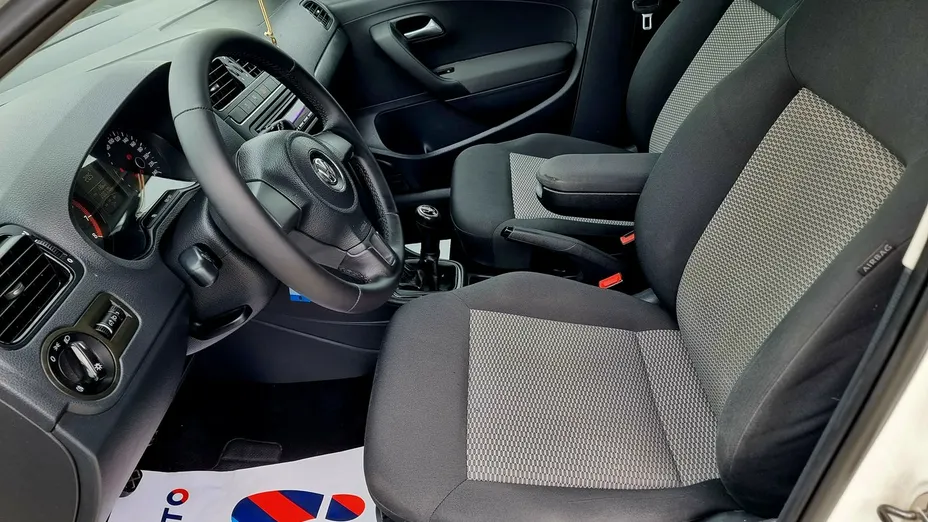 VOLKSWAGEN Polo -